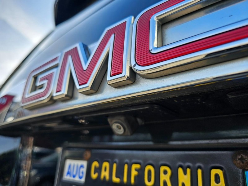GMC Yukon Vehicle Full-screen Gallery Image 16