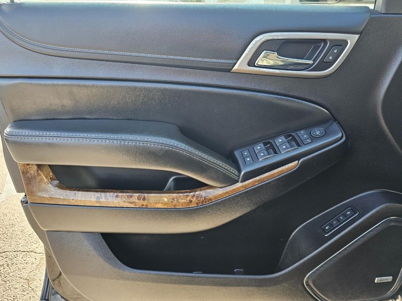 GMC Yukon Vehicle Full-screen Gallery Image 18
