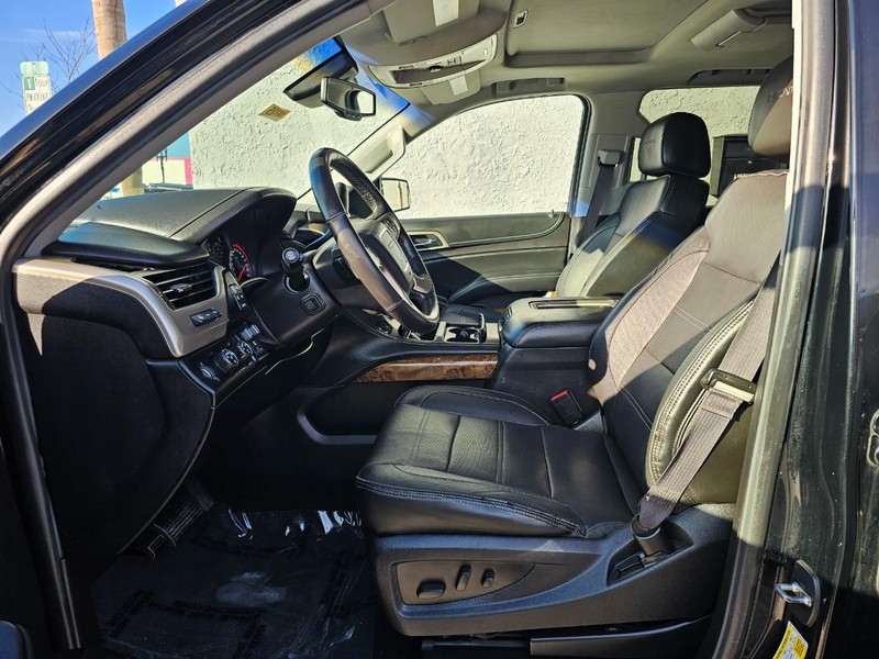 GMC Yukon Vehicle Full-screen Gallery Image 19