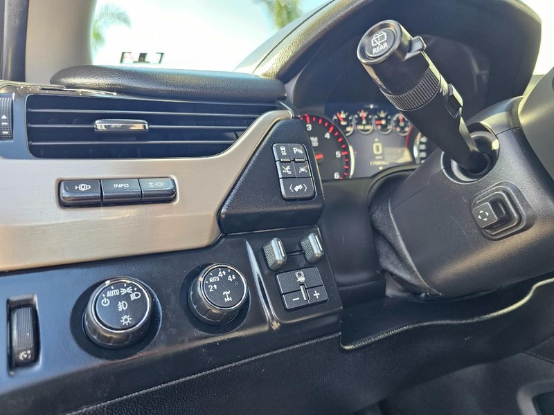 GMC Yukon Vehicle Full-screen Gallery Image 20