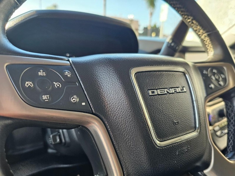 GMC Yukon Vehicle Full-screen Gallery Image 21