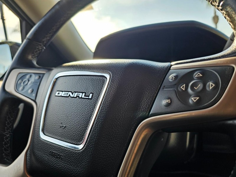 GMC Yukon Vehicle Full-screen Gallery Image 22