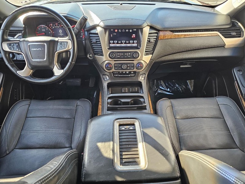 GMC Yukon Vehicle Full-screen Gallery Image 28