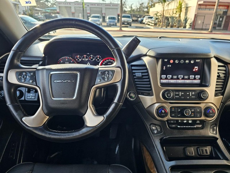GMC Yukon Vehicle Full-screen Gallery Image 31