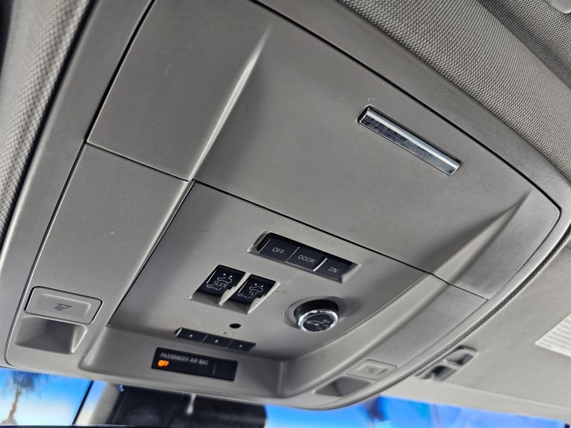 GMC Yukon Vehicle Full-screen Gallery Image 33