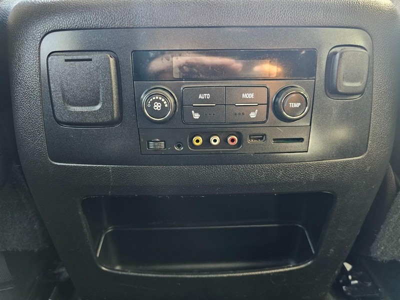 GMC Yukon Vehicle Full-screen Gallery Image 35