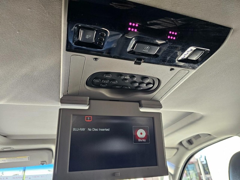 GMC Yukon Vehicle Full-screen Gallery Image 36
