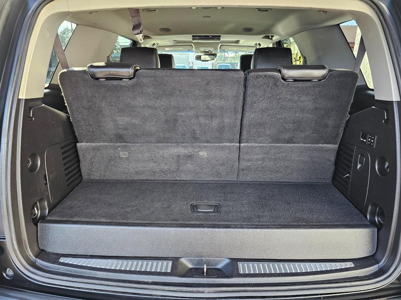 GMC Yukon Vehicle Full-screen Gallery Image 39