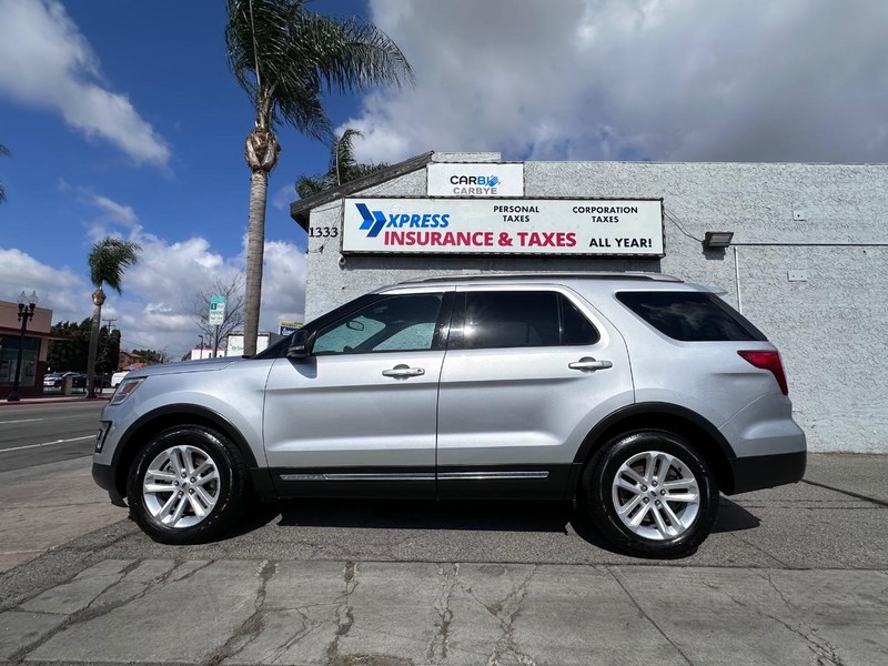 Ford Explorer Vehicle Full-screen Gallery Image 2
