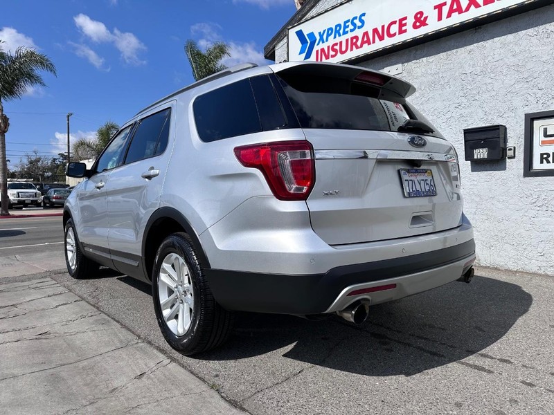 Ford Explorer Vehicle Full-screen Gallery Image 3