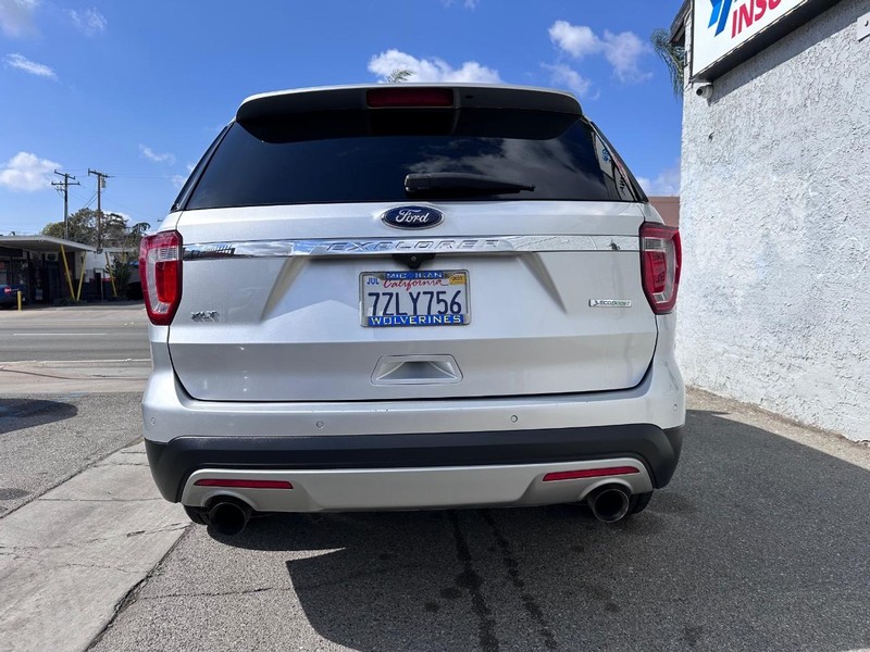 Ford Explorer Vehicle Full-screen Gallery Image 4