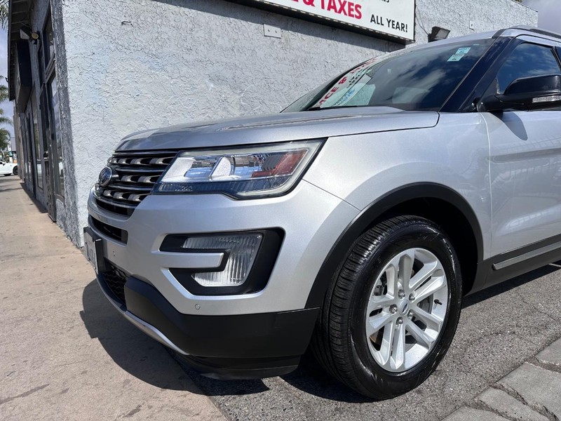 Ford Explorer Vehicle Full-screen Gallery Image 8