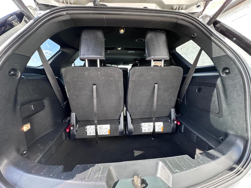 Ford Explorer Vehicle Full-screen Gallery Image 14