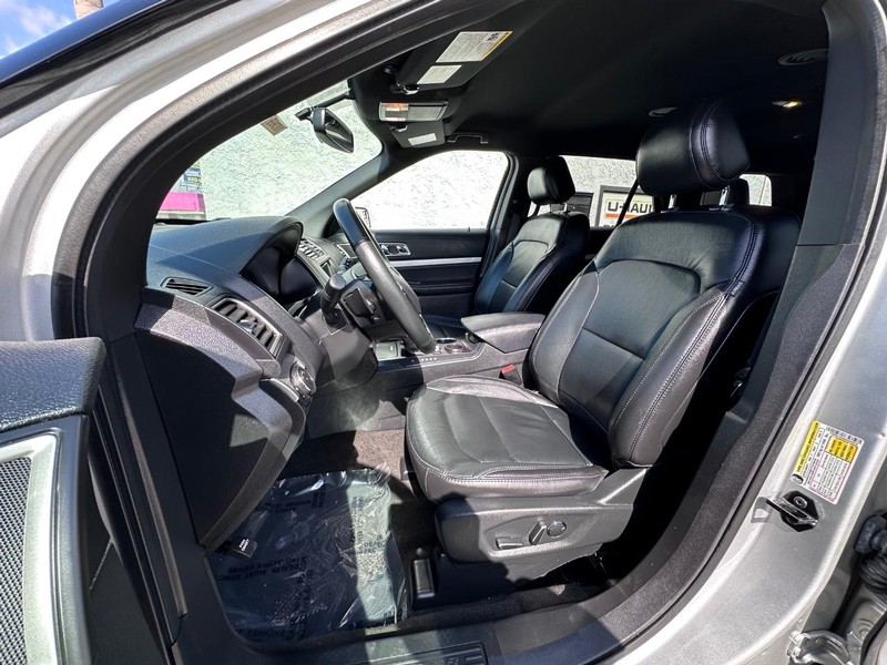 Ford Explorer Vehicle Full-screen Gallery Image 16