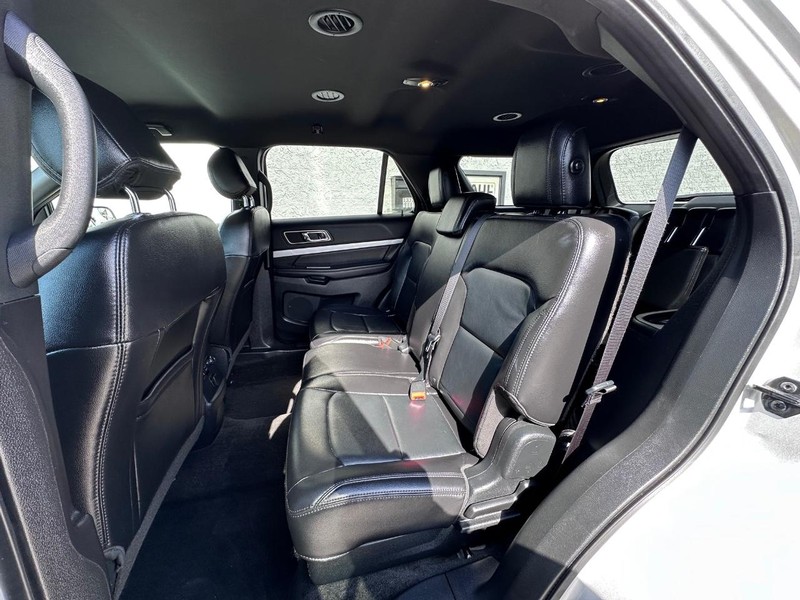 Ford Explorer Vehicle Full-screen Gallery Image 17