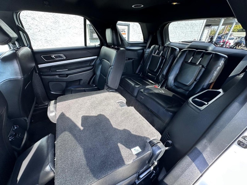 Ford Explorer Vehicle Full-screen Gallery Image 18