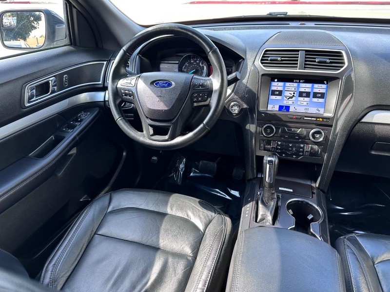 Ford Explorer Vehicle Full-screen Gallery Image 20
