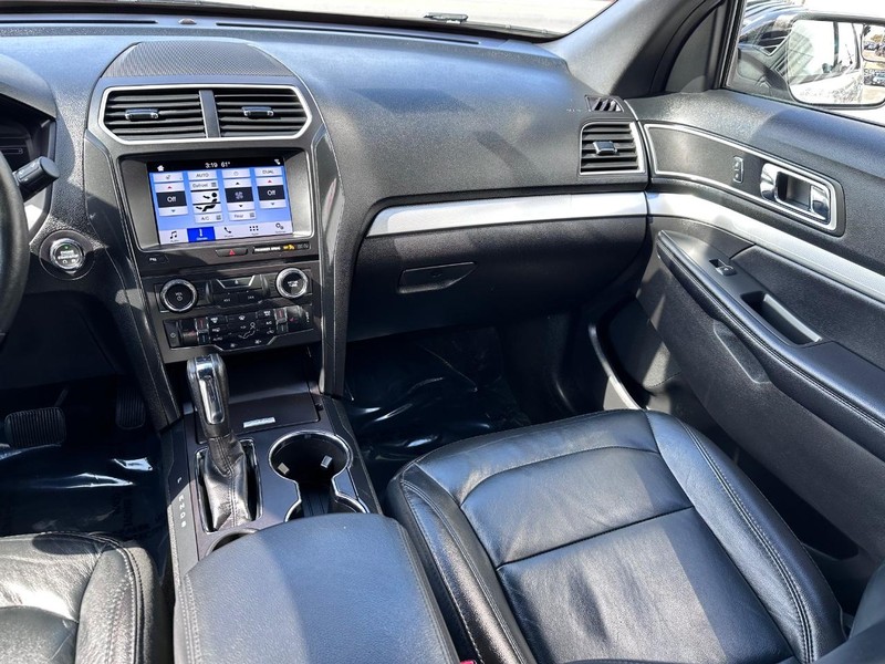 Ford Explorer Vehicle Full-screen Gallery Image 21