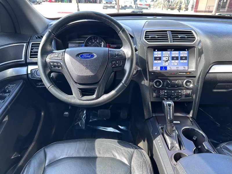 Ford Explorer Vehicle Full-screen Gallery Image 22