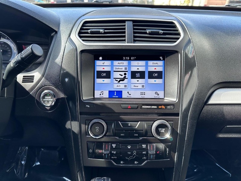 Ford Explorer Vehicle Full-screen Gallery Image 24