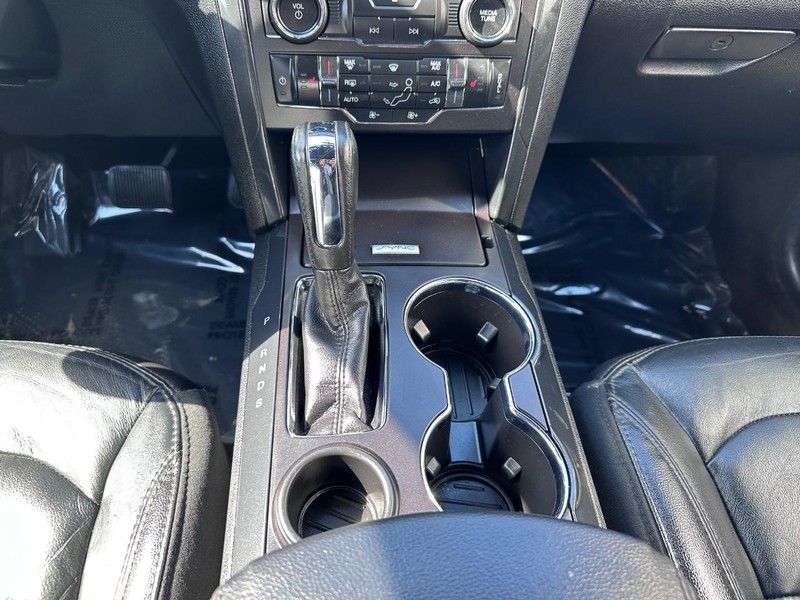 Ford Explorer Vehicle Full-screen Gallery Image 25