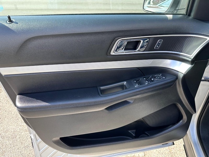 Ford Explorer Vehicle Full-screen Gallery Image 26