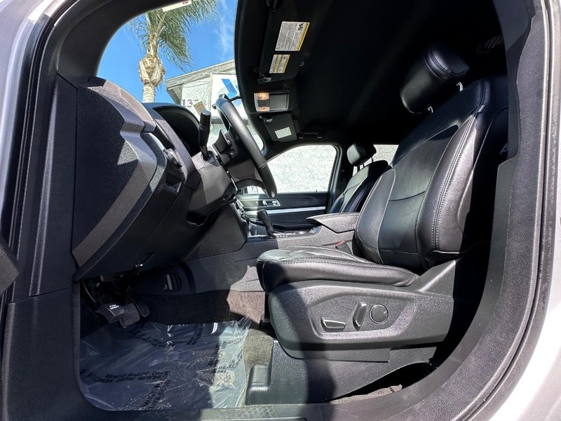 Ford Explorer Vehicle Full-screen Gallery Image 27