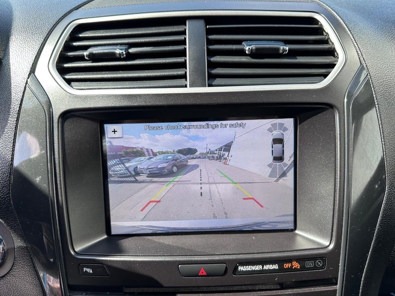 Ford Explorer Vehicle Full-screen Gallery Image 28
