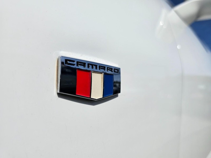 Chevrolet Camaro Vehicle Full-screen Gallery Image 13