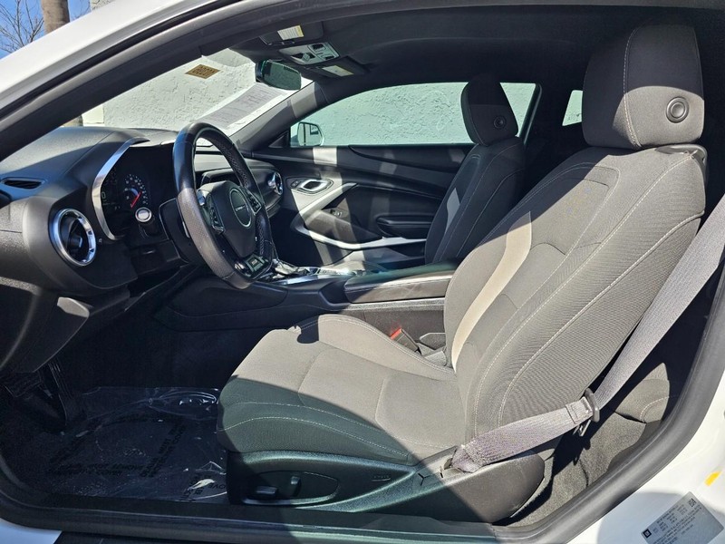 Chevrolet Camaro Vehicle Full-screen Gallery Image 17