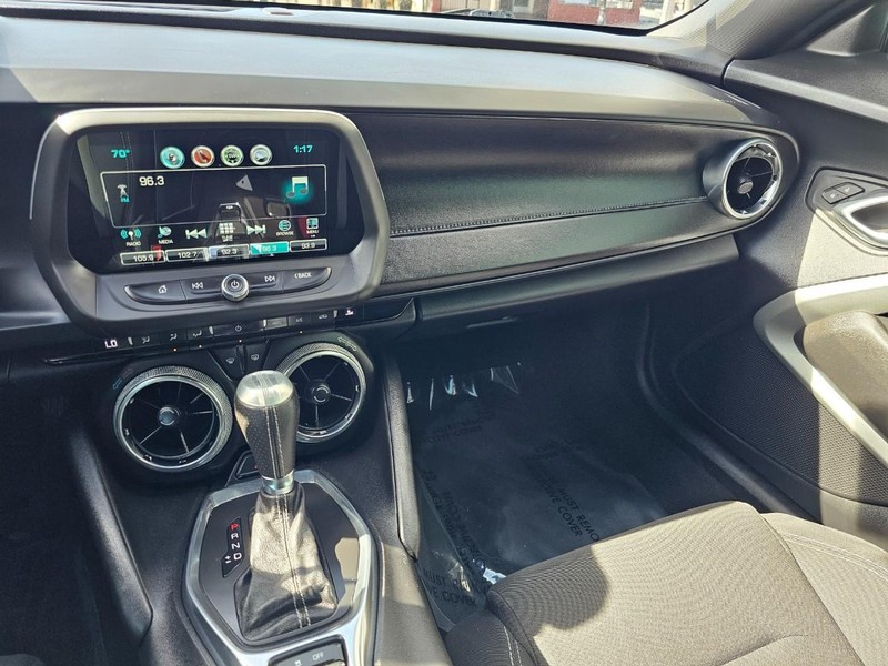 Chevrolet Camaro Vehicle Full-screen Gallery Image 25