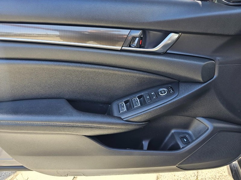 Honda Accord Sedan Vehicle Full-screen Gallery Image 15