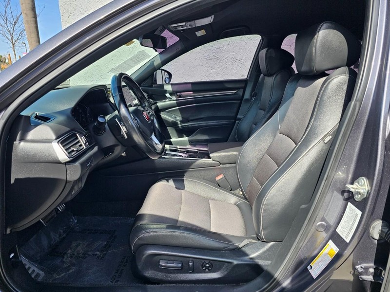 Honda Accord Sedan Vehicle Full-screen Gallery Image 16