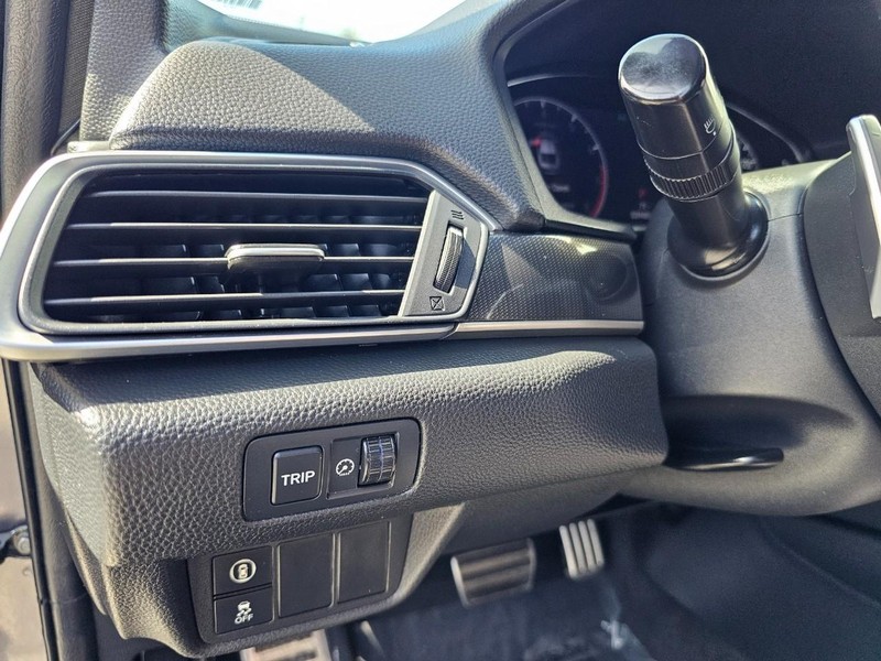 Honda Accord Sedan Vehicle Full-screen Gallery Image 17