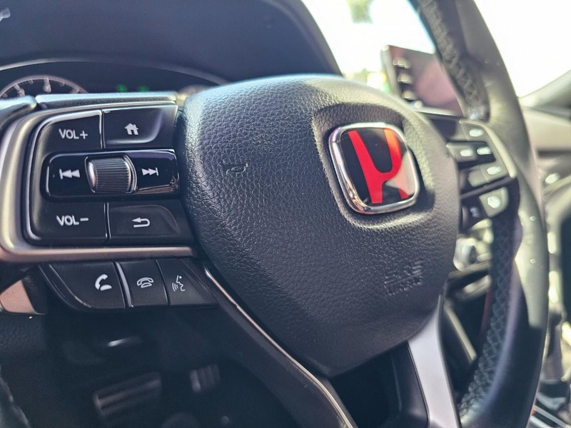 Honda Accord Sedan Vehicle Full-screen Gallery Image 18