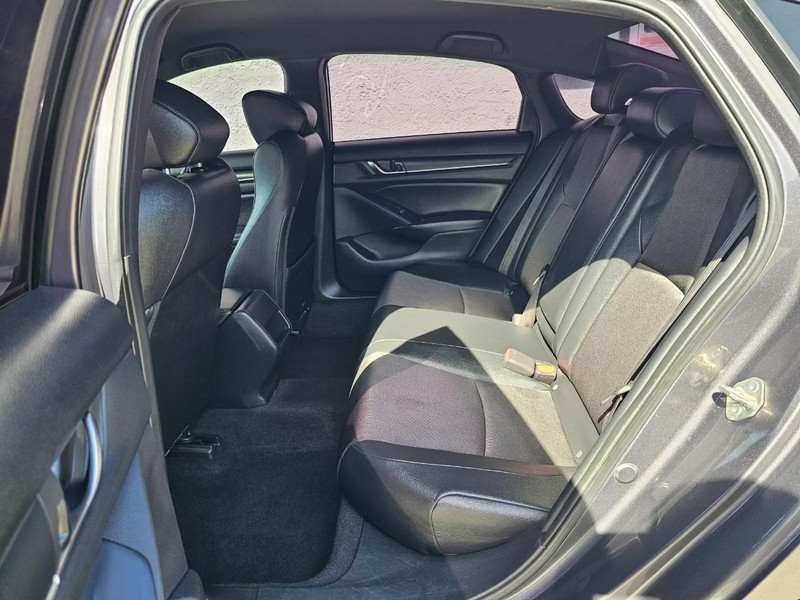 Honda Accord Sedan Vehicle Full-screen Gallery Image 20