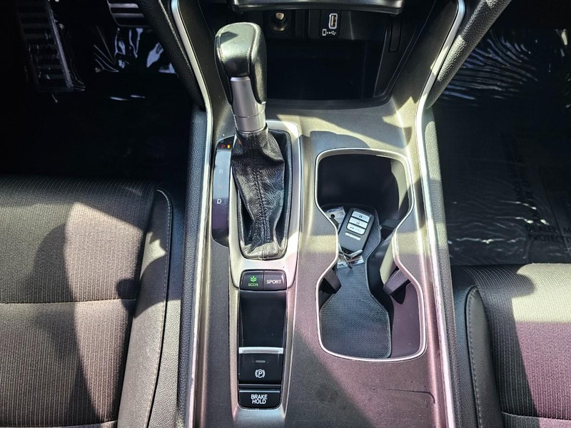 Honda Accord Sedan Vehicle Full-screen Gallery Image 27