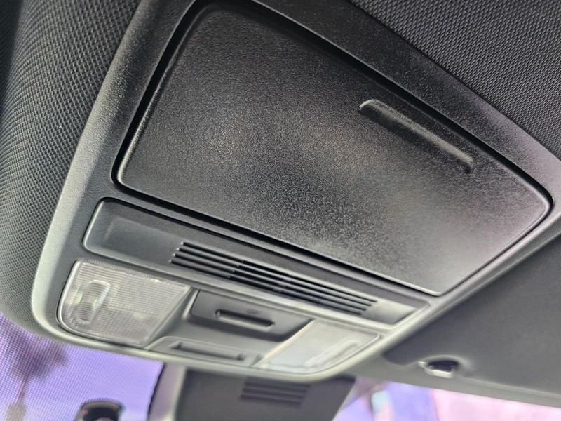 Honda Accord Sedan Vehicle Full-screen Gallery Image 28