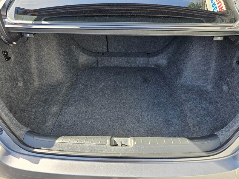 Honda Accord Sedan Vehicle Full-screen Gallery Image 32