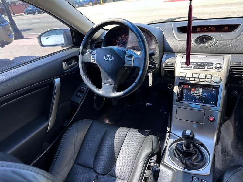 INFINITI G35 Coupe Vehicle Full-screen Gallery Image 17