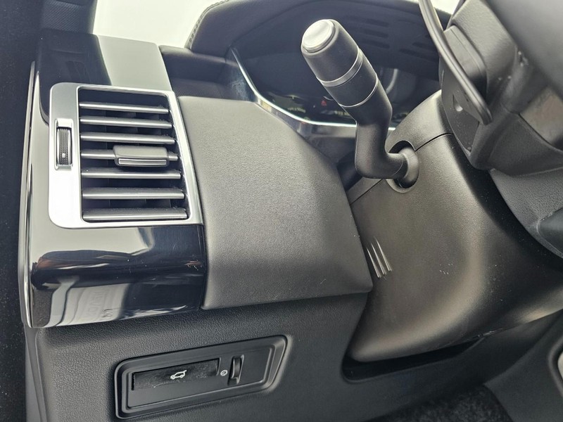 Land Rover Range Rover Vehicle Full-screen Gallery Image 16