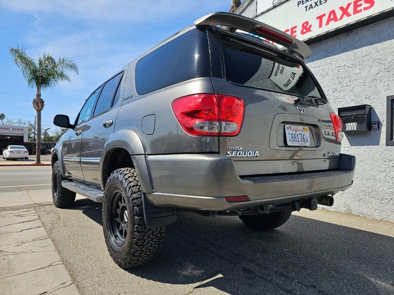 Toyota Sequoia Vehicle Full-screen Gallery Image 3