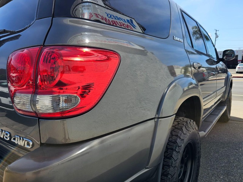 Toyota Sequoia Vehicle Full-screen Gallery Image 11