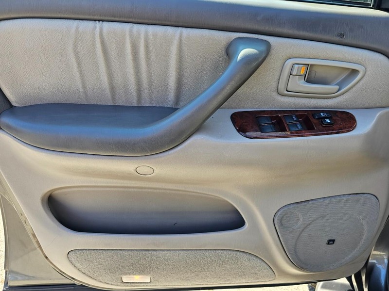 Toyota Sequoia Vehicle Full-screen Gallery Image 16