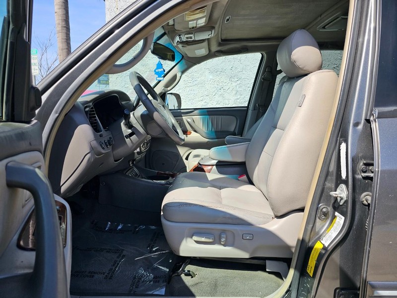 Toyota Sequoia Vehicle Full-screen Gallery Image 17