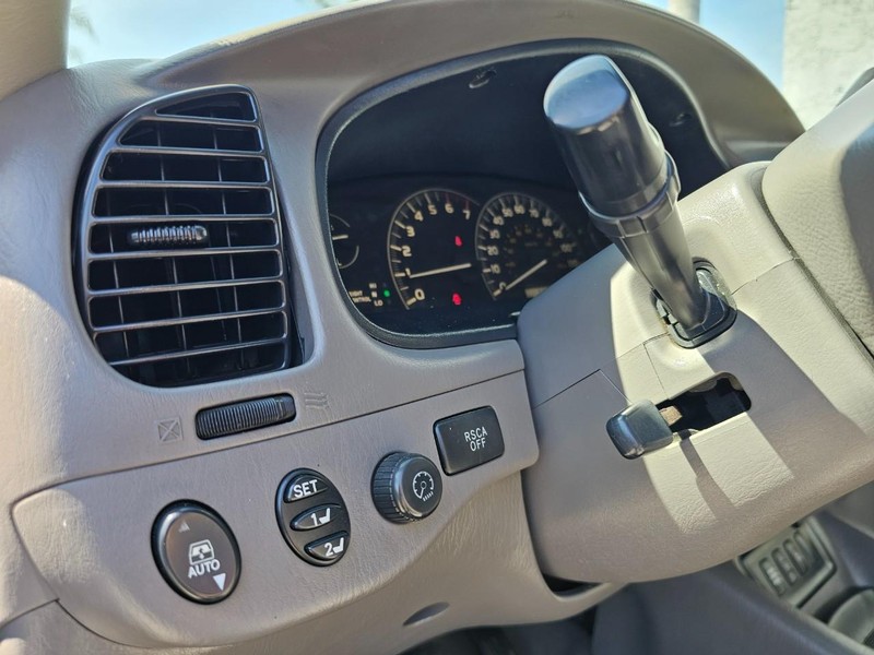 Toyota Sequoia Vehicle Full-screen Gallery Image 18