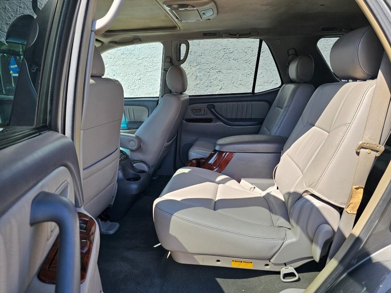 Toyota Sequoia Vehicle Full-screen Gallery Image 22