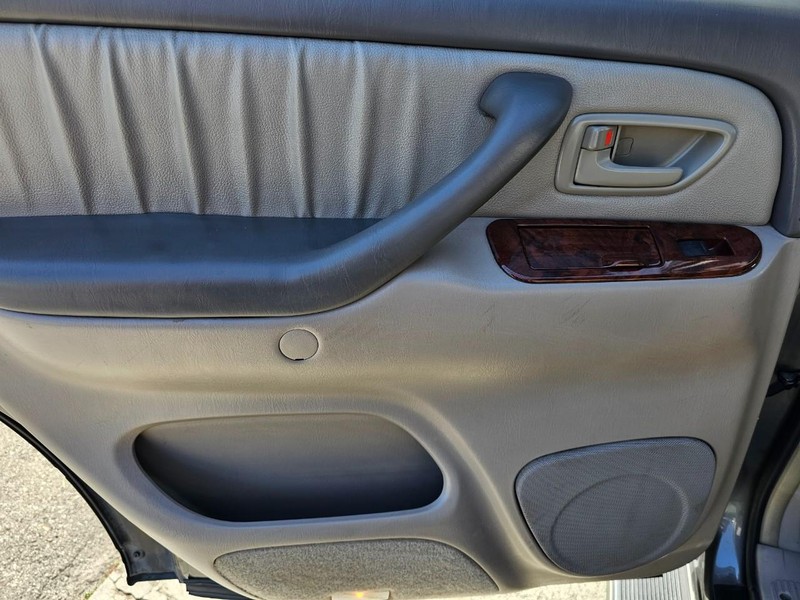 Toyota Sequoia Vehicle Full-screen Gallery Image 23
