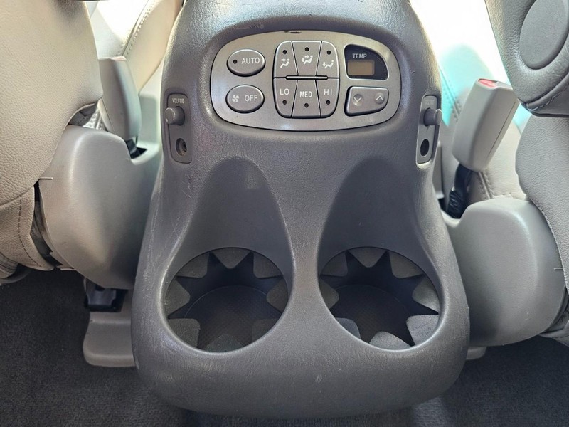 Toyota Sequoia Vehicle Full-screen Gallery Image 25