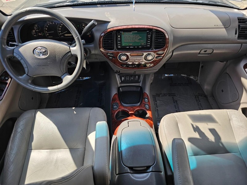 Toyota Sequoia Vehicle Full-screen Gallery Image 26